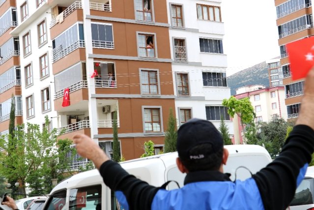 Polisler Çocukların Bayramını Bahçeden Kutladı