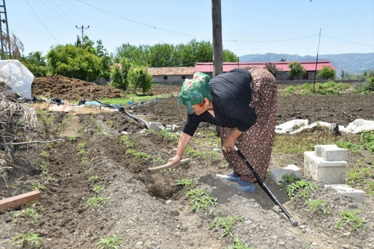 107 yaşında bahçede çalışırken Anneler Günü kutlandı