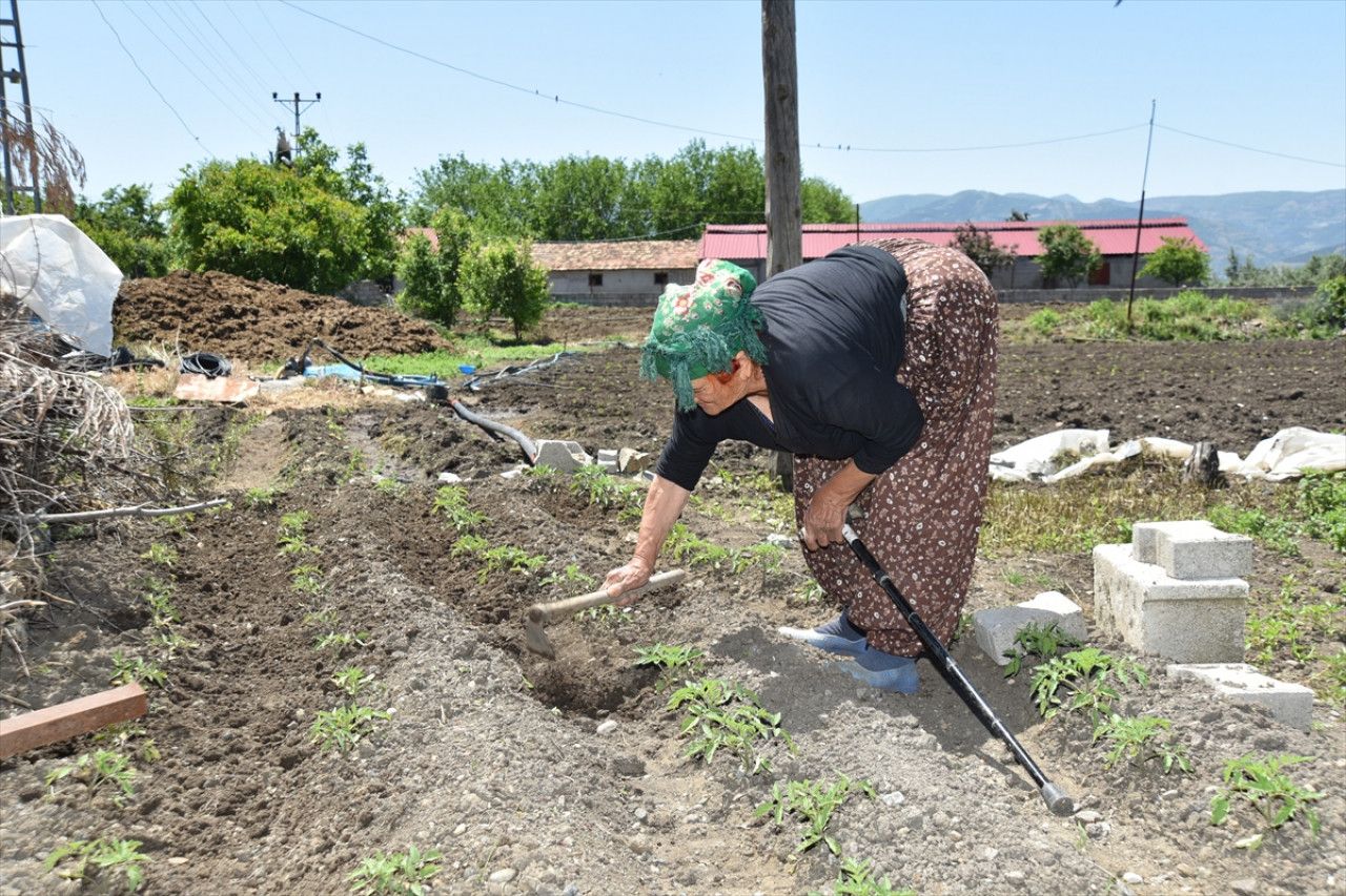 107 yaşında bahçede çalışırken Anneler Günü kutlandı