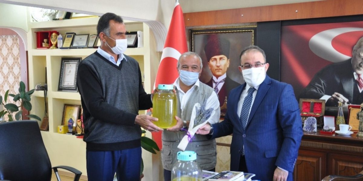 Kahramanmaraşlı çiftçi ilk lavanta hasadından elde ettiği yağı belediyeye sattı.