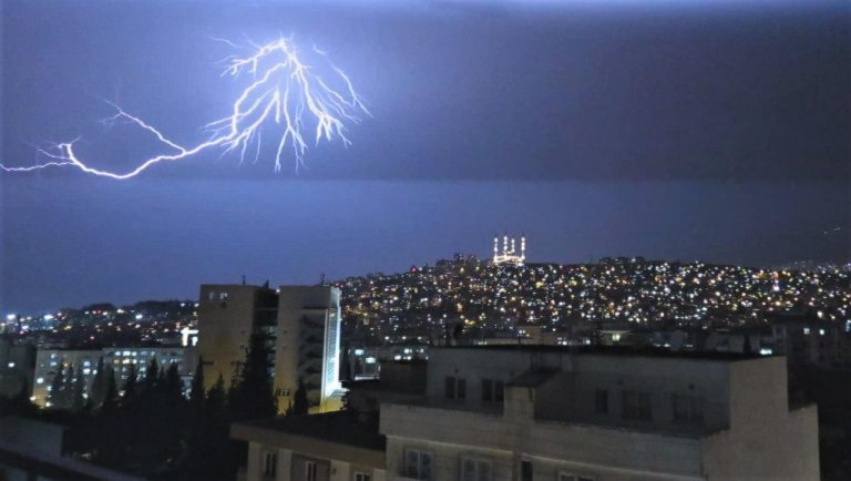 Kahramanmaraş’ta şimşekler gökyüzünü aydınlattı
