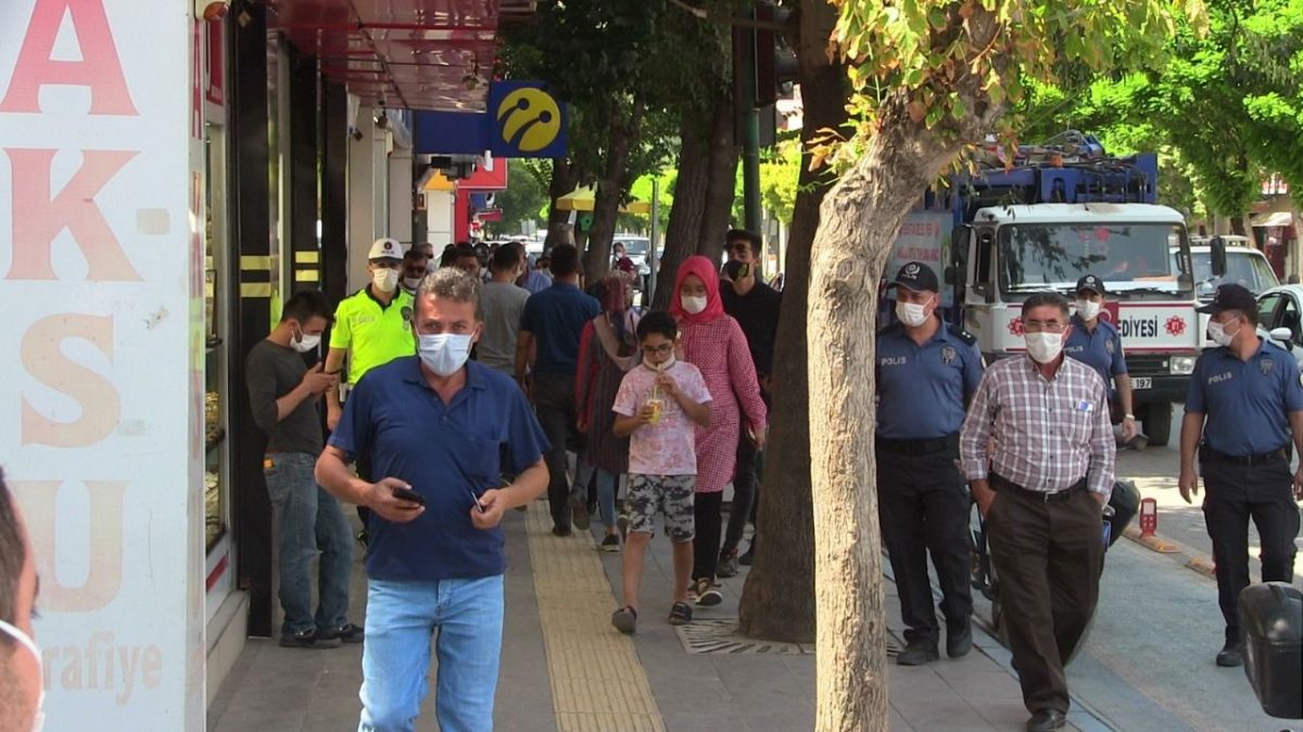 Elbistan’da maske takmayan 292 kişiye para cezası