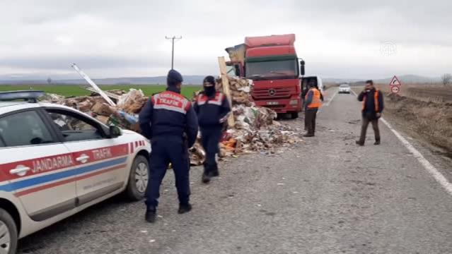 Devrilen tır yolu trafiğe kapattı