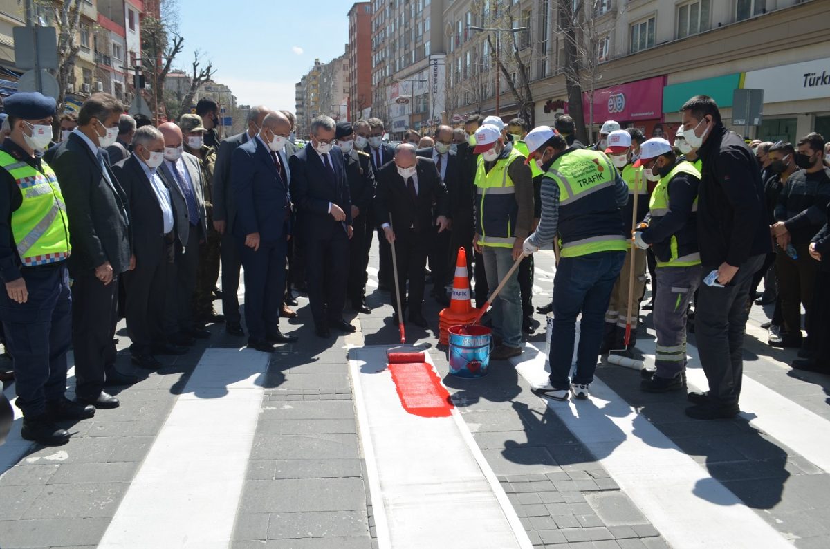 Kahramanmaraş’ta yaya geçitleri kırmızıya boyandı