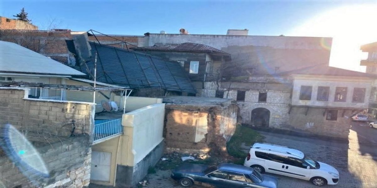 Kahramanmaraş’ta şiddetli rüzgar çatıları yerinden söktü