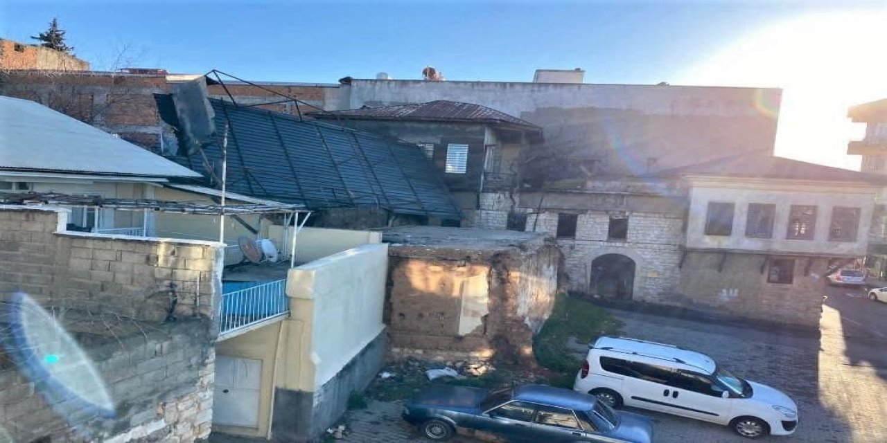 Kahramanmaraş’ta şiddetli rüzgar çatıları yerinden söktü