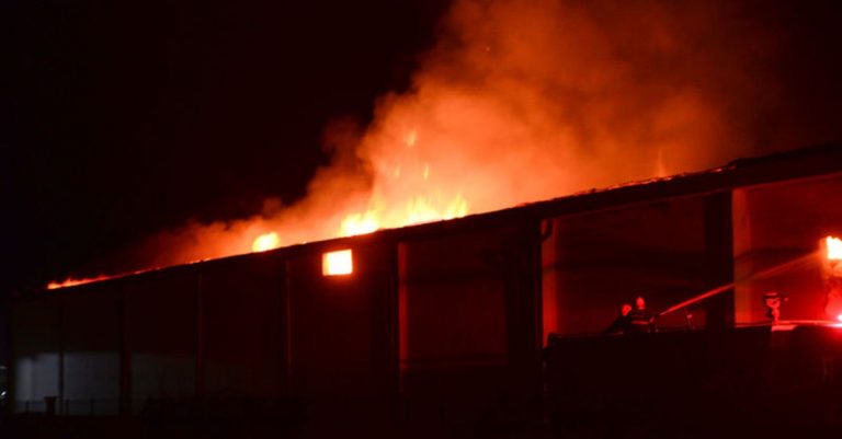 Tekstil fabrikasının deposunda çıkan yangın sürüyor