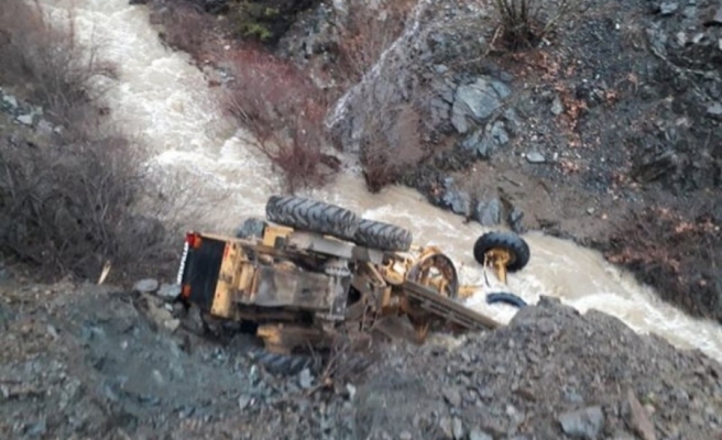 Kahramanmaraş’ta kontrol çıkan greyder uçuruma yuvarlandı
