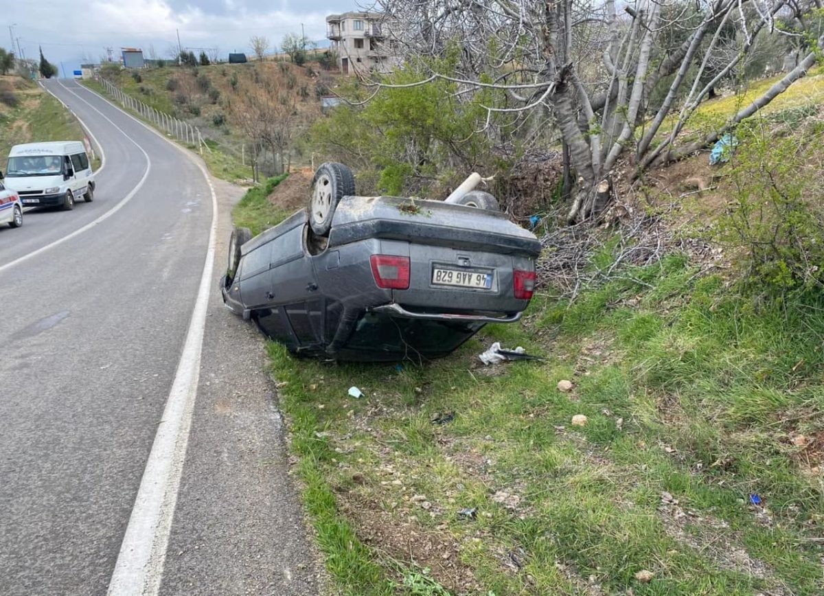 Kahramanmaraş’ta yoldan çıkan otomobil takla attı