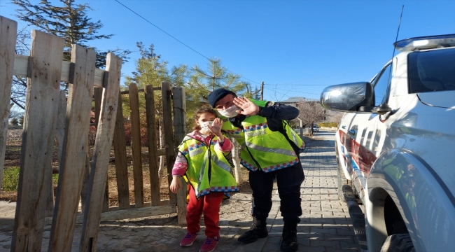 Jandarma otizmli Nida’nın yüzünü güldürdü