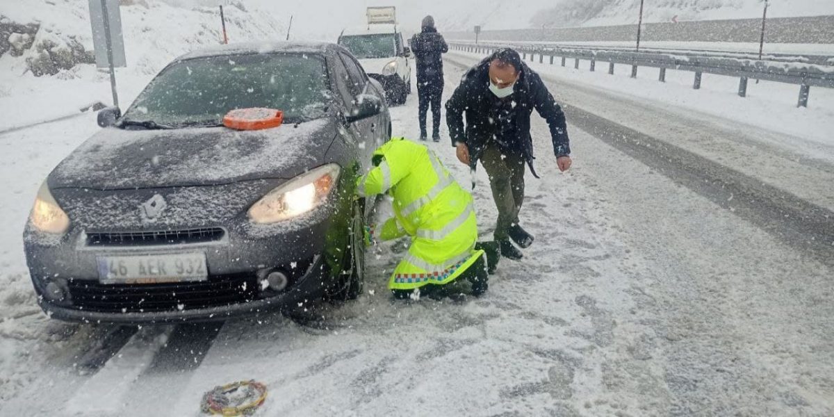 Kahramanmaraş’ta yolda kalan sürücülerin yardımına jandarma koştu