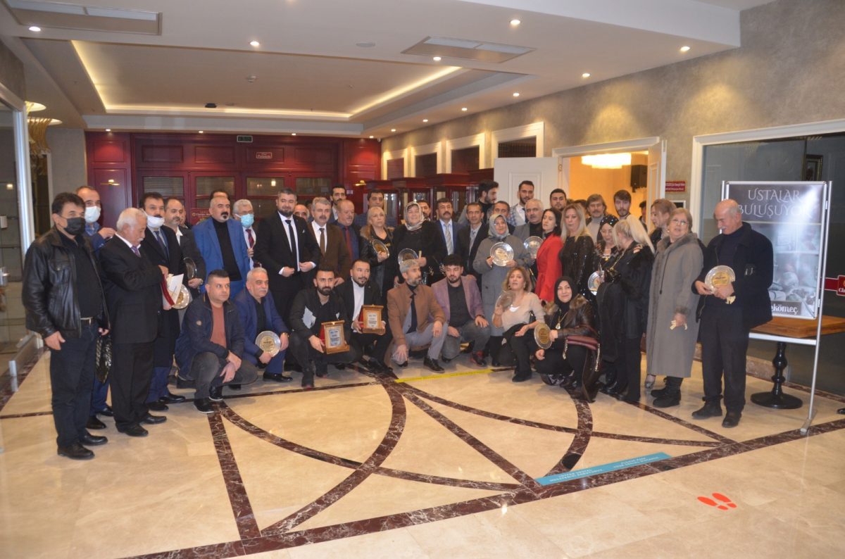 Kahramanmaraş’ta meslekte 50 yılını dolduran berberlere plaket verildi