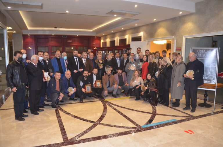 Kahramanmaraş’ta meslekte 50 yılını dolduran berberlere plaket verildi