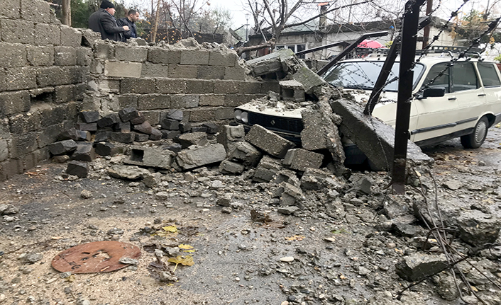 Kahramanmaraş’ta sağanak yüzünden istinat duvarı çöktü