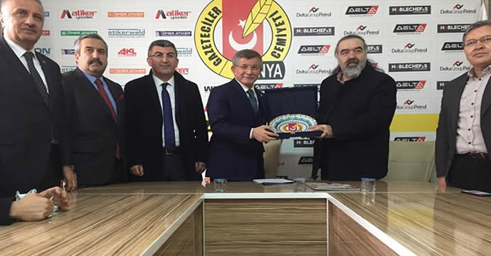 Ahmet Davutoğlu, gazetecileri ziyaret etti!