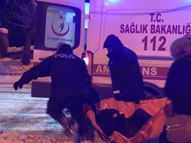 Kahramanmaraş’ta sobadan zehirlenen kişiyi polis taşıdı