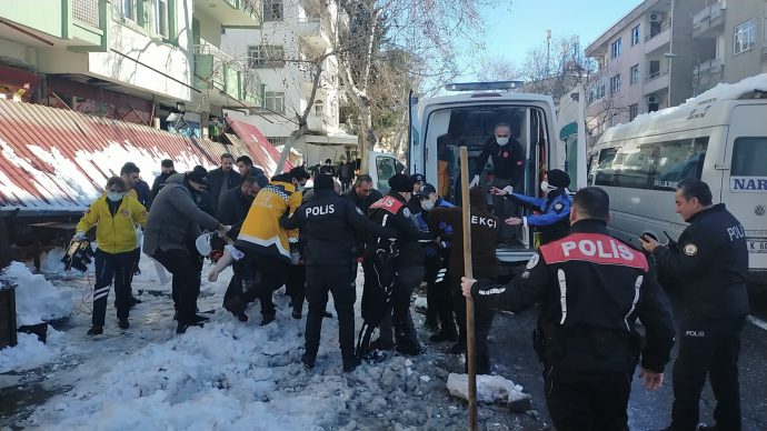 Kahramanmaraş’ta yaşlı kadının üzerine demir branda düştü!