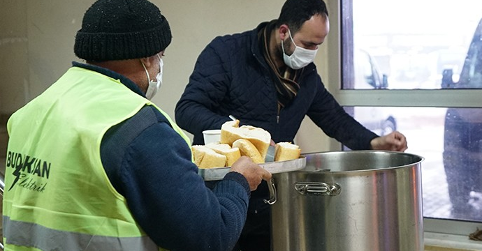 Kahramanmaraş’ta soğuk havada vatandaşlara çorba ikramı yapıldı!