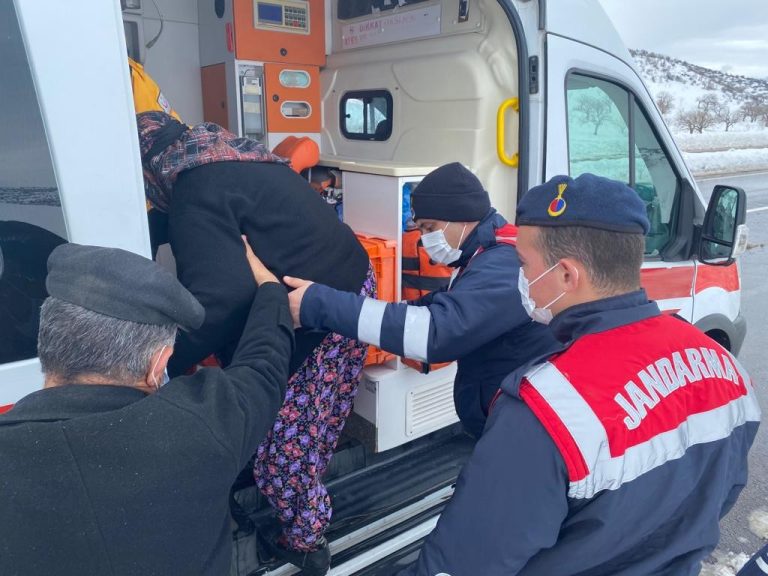 Kahramanmaraş’ta rahatsızlanan yaşlı kadına jandarma yardım etti