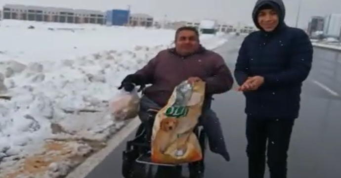 Kahramanmaraş’ta engelli aracı ile sokak hayvanlarını besledi!