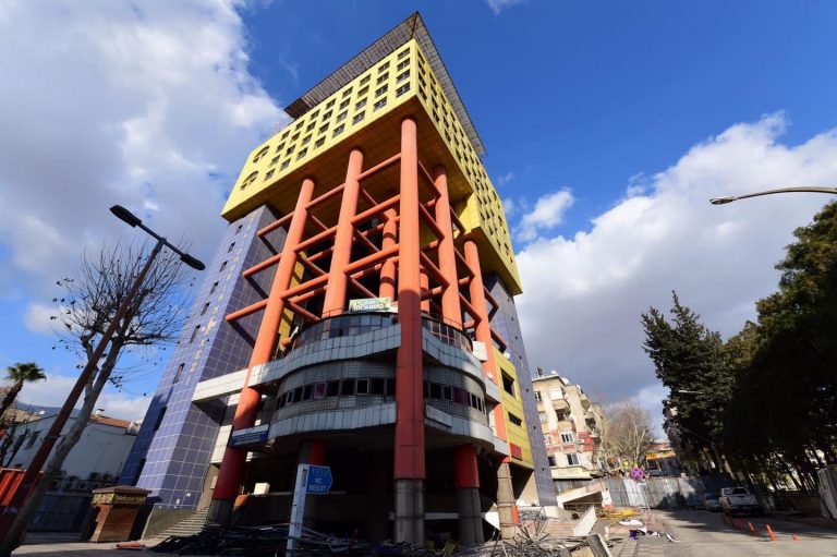 Kahramanmaraş sarı binaya veda ediyor