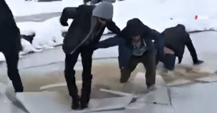 Kahramanmaraş’ta çocukların eğlencesi buzun kırılmasıyla sona erdi!