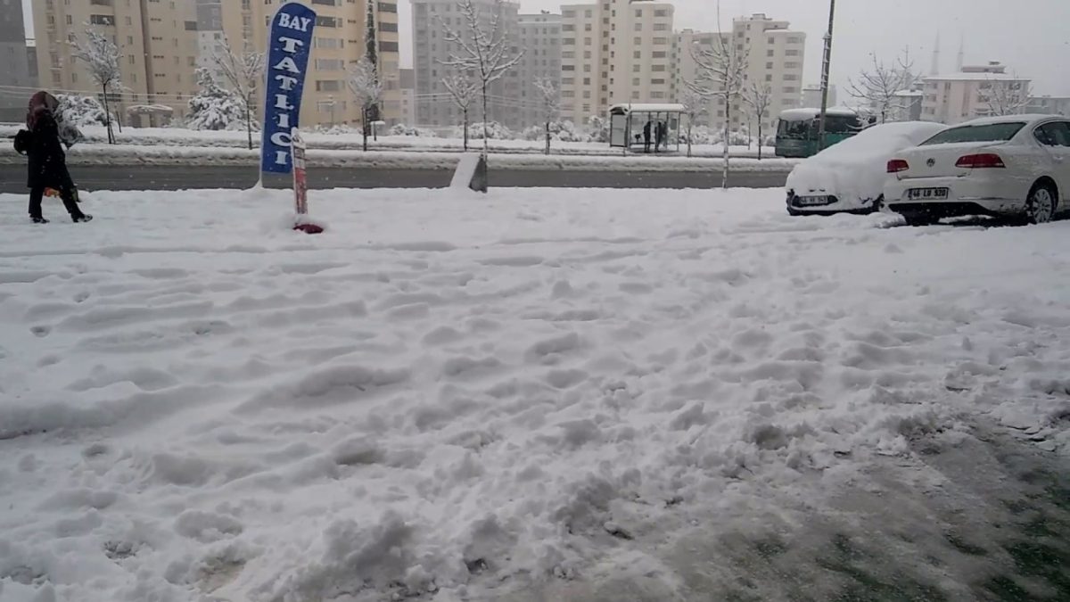 Kahramanmaraş’ta kar ile mücadele sürüyor
