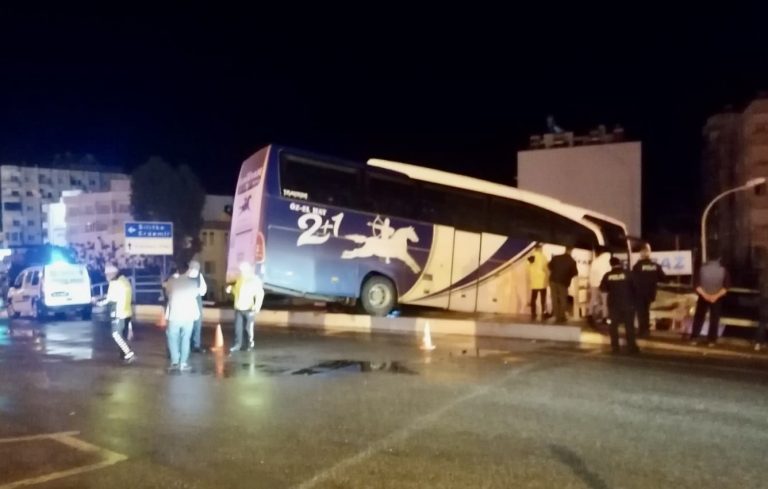 Kahramanmaraş otobüsünde korku dolu anlar… köprüde asılı kaldı!