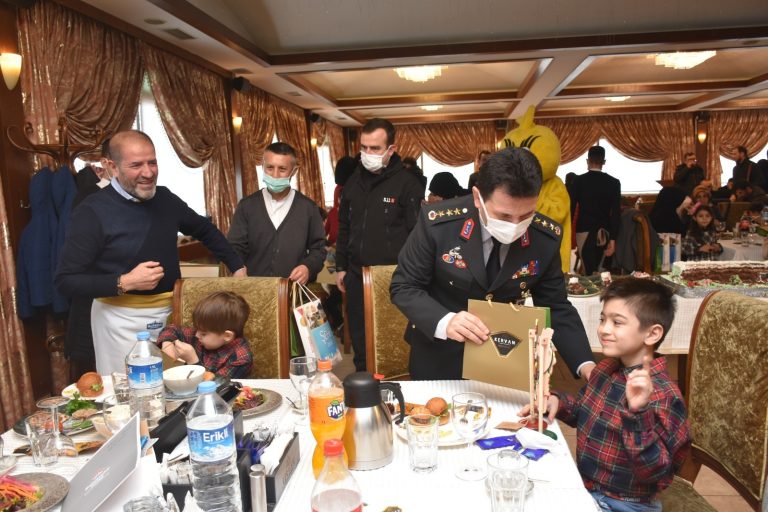 Şehit çocukları karne sevincini Kervan’da yaşadı