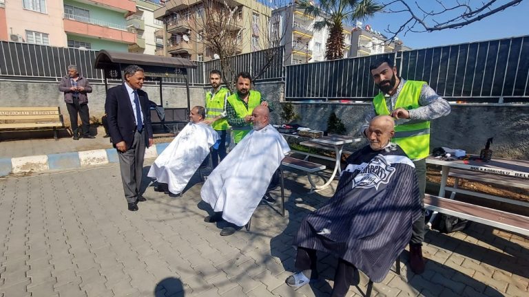 Kahramanmaraş’ta bir grup gönüllü 30 kişiyi ücretsiz tıraş etti!