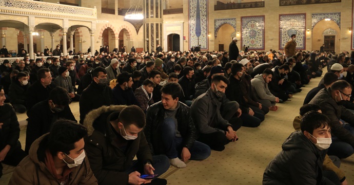 Kahramanmaraş’ta Regaip Kandili nedeniyle camilere akın edildi!