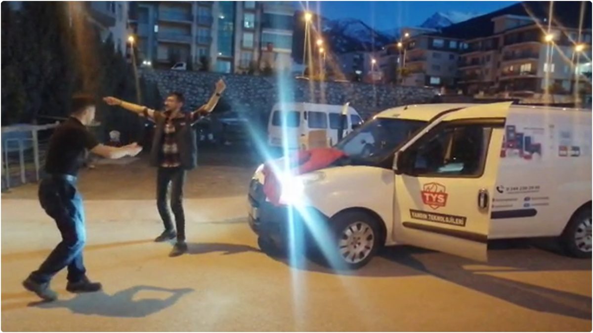 Kahramanmaraş’ta yol kenarında Ankara oyun havası oynadılar!