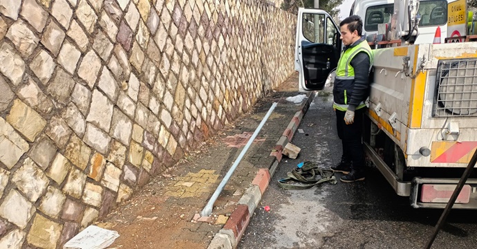 Büyükşehir Belediyesi zarar gören levhaları onarıyor!