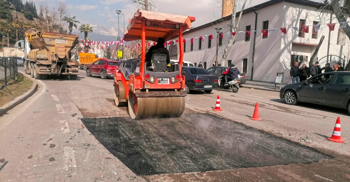 Büyükşehir’den yol bakım ve onarım çalışmaları