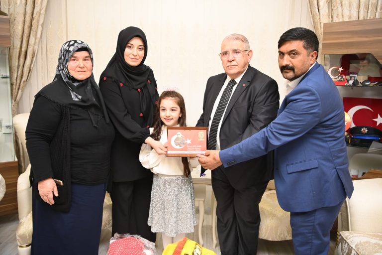 Başkan Mahçiçek’ten Şehit kızına doğum günü sürprizi