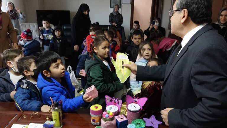 Kahramanmaraş Dulkadiroğlu Müftülüğü “Minik eller üşümesin” kampanyasına destek çıktı