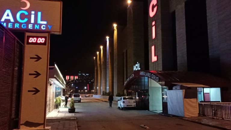 Kahramanmaraş’ta hastanenin birinci katından düşen genç ağır yaralandı!