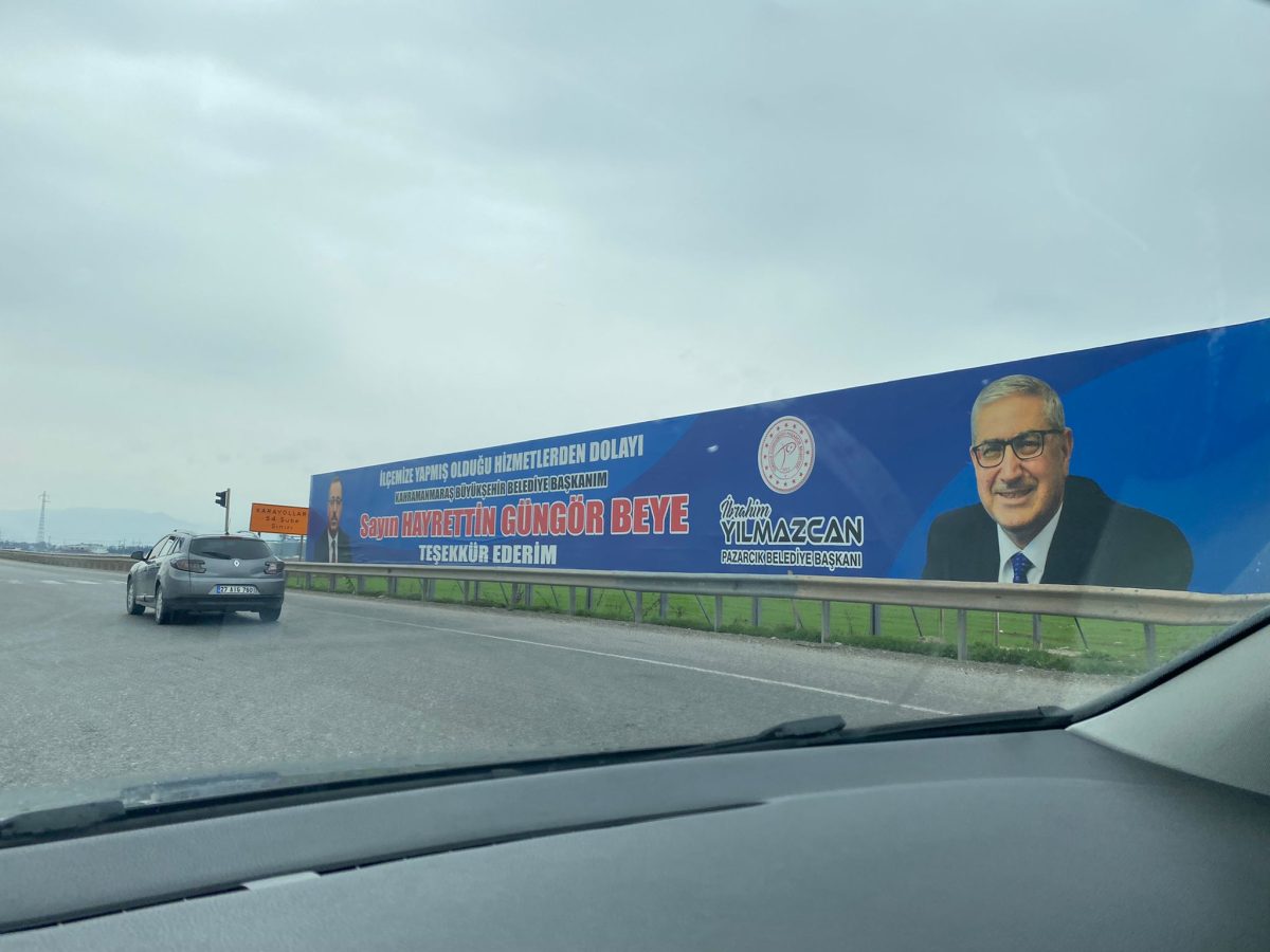 Kahramanmaraş’ta dev branda ile yapılan teşekkür tepki çekti!