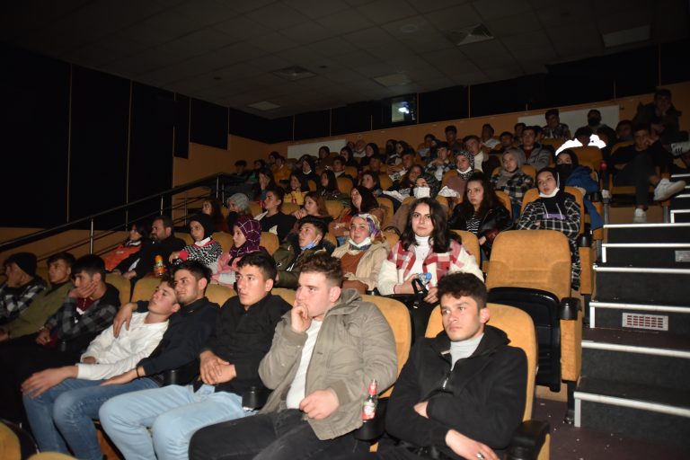 Türkoğlu Belediyesi “Öğrencilerimizi sinema ile buluşturuyoruz”