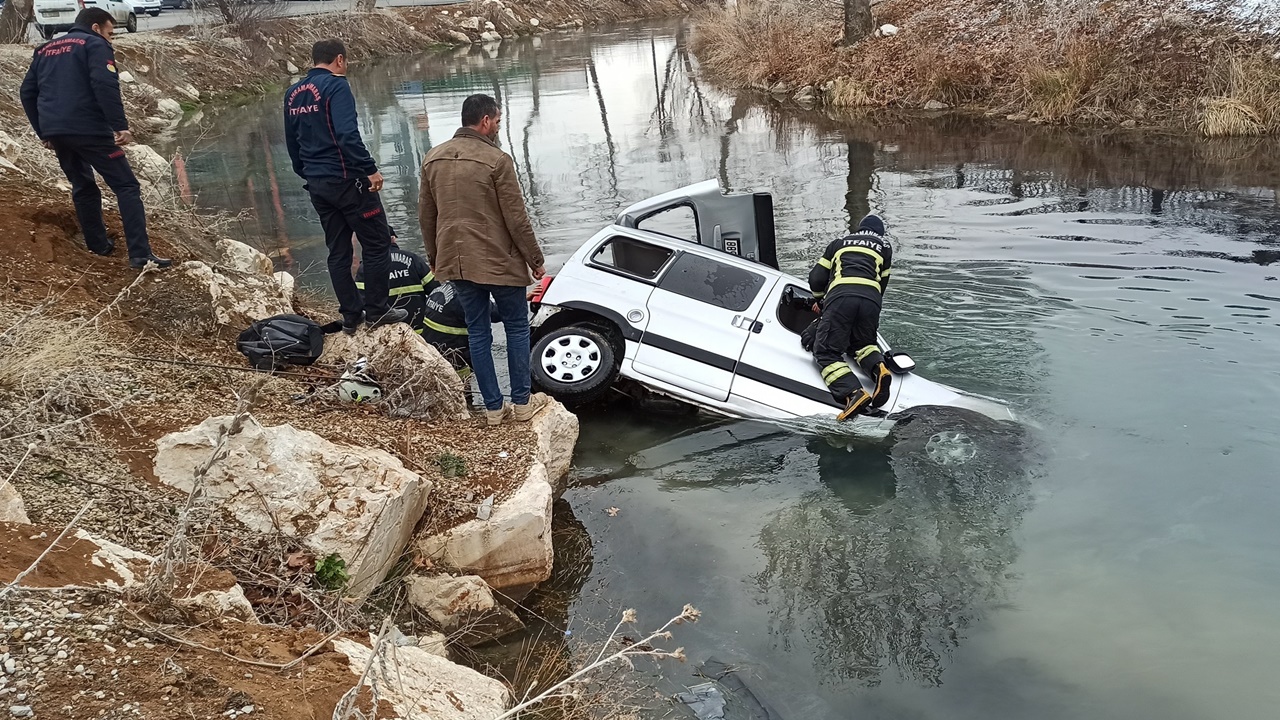 Kontrolden çıkan otomobil Ceyhan Nehri’ne düştü!