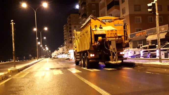 Buzlanmaya Karşı Gece Mesaisi