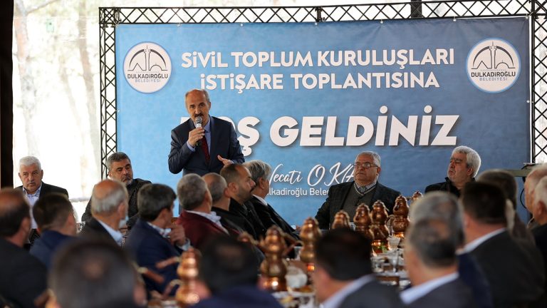 Başkan Okay muhtarlara yeni projeleri tanıttı!