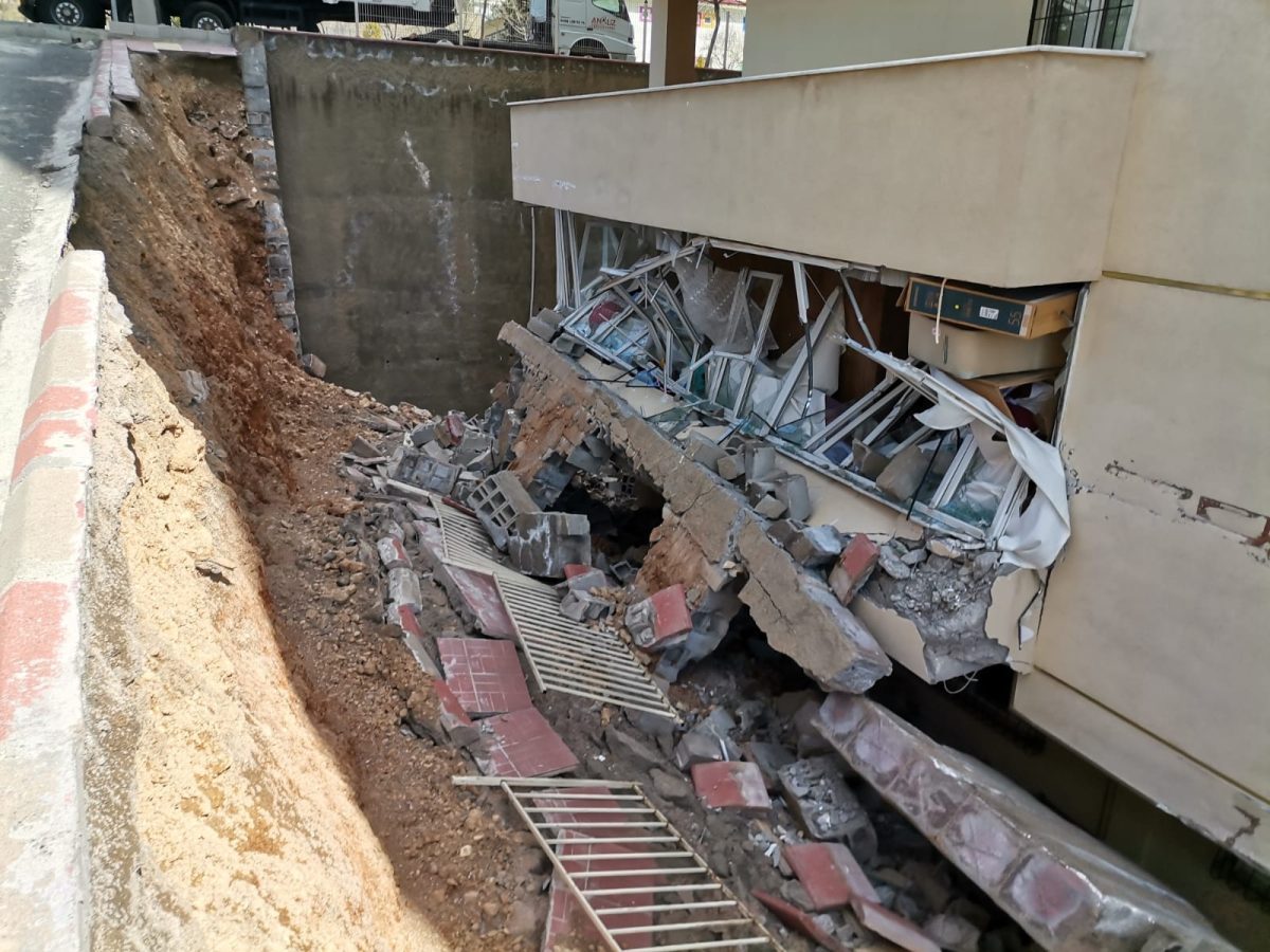 Kahramanmaraş’ta istinat duvarı binanın üstüne çöktü.