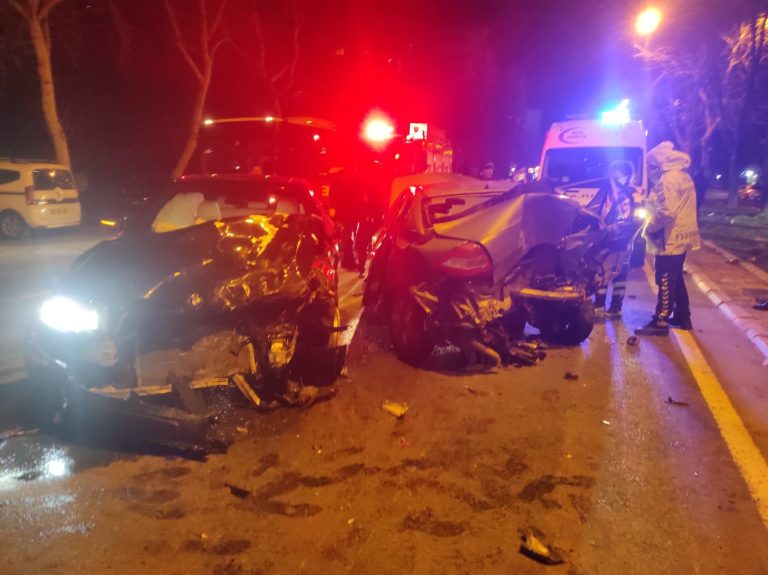 Kahramanmaraş’ta feci kazada otomobiller hurdaya döndü