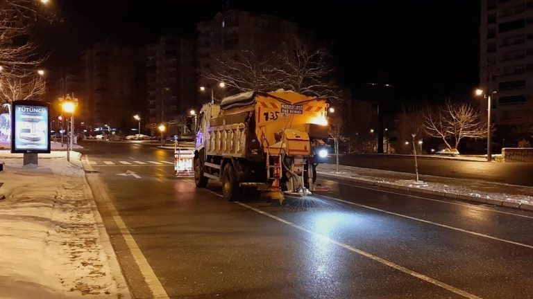 Buzlanma ve don olaylarına karşı şehrin muhtelif yerlerinde tuzlama çalışmaları gerçekleştirdi.