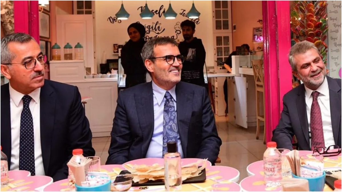 Mahir Ünal, sevgili dondurmaya misafir oldu!