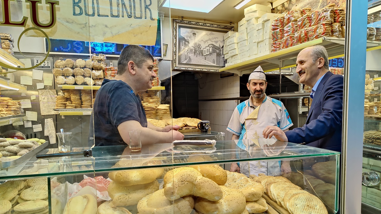 Başkan Okay bayram öncesi esnaf ziyaretinde bulundu!