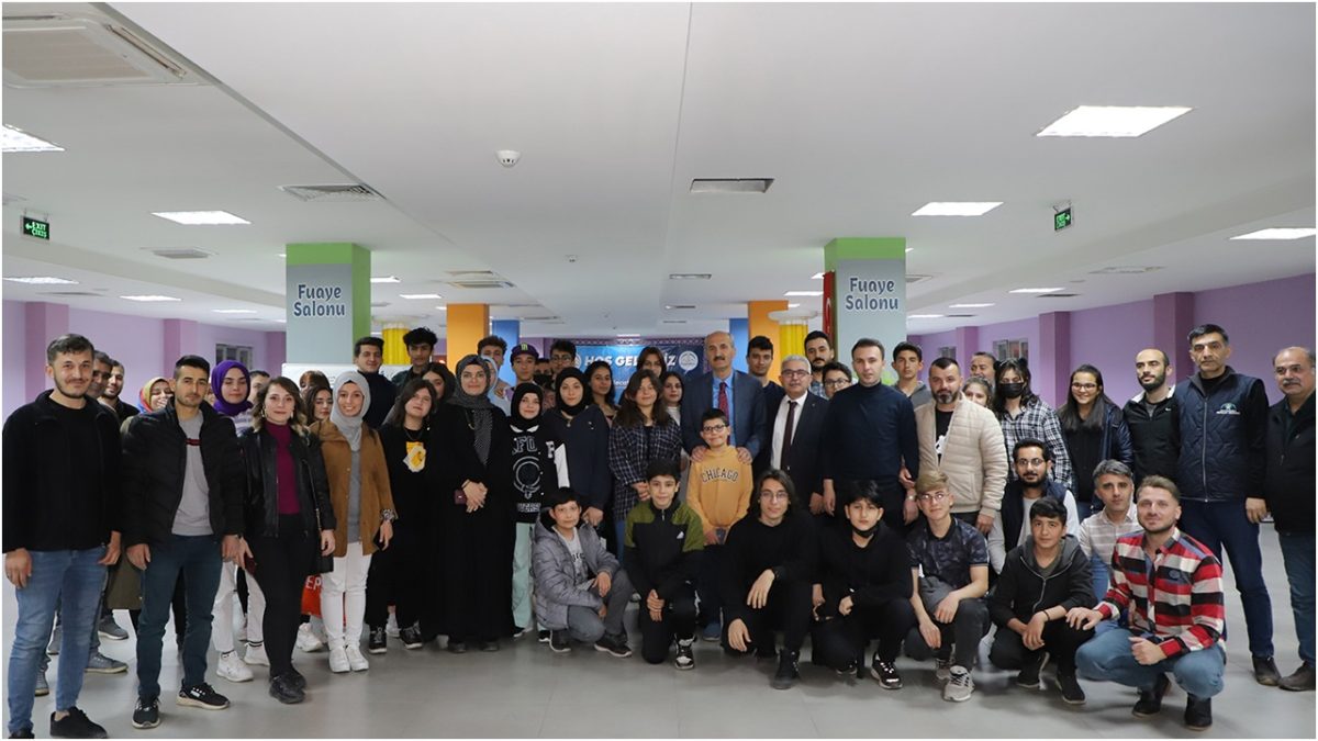 Başkan Okay Gençlik Merkezi’ni ziyaret etti!