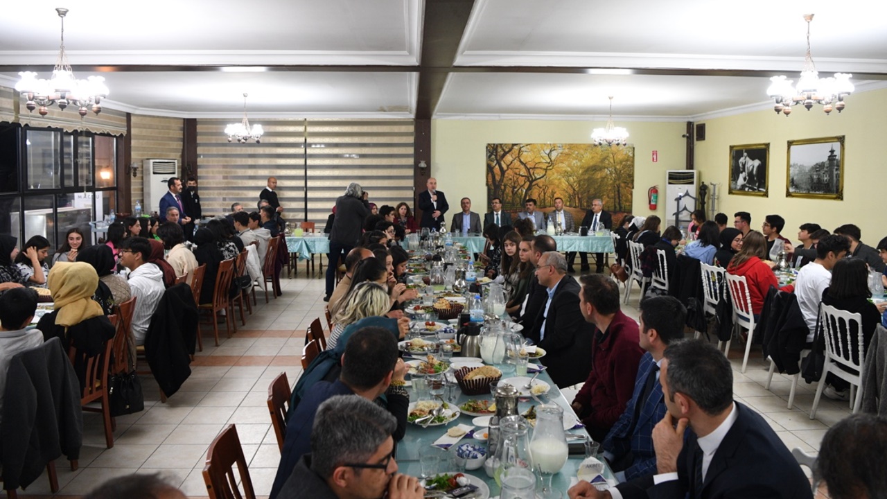 Başkan Güngör öğrencilerle bir araya geldi
