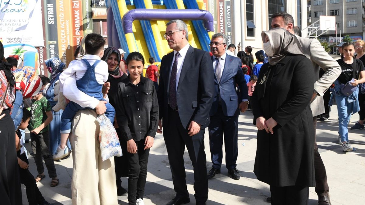 Başkan Güngör çocukların neşesine ortak oldu